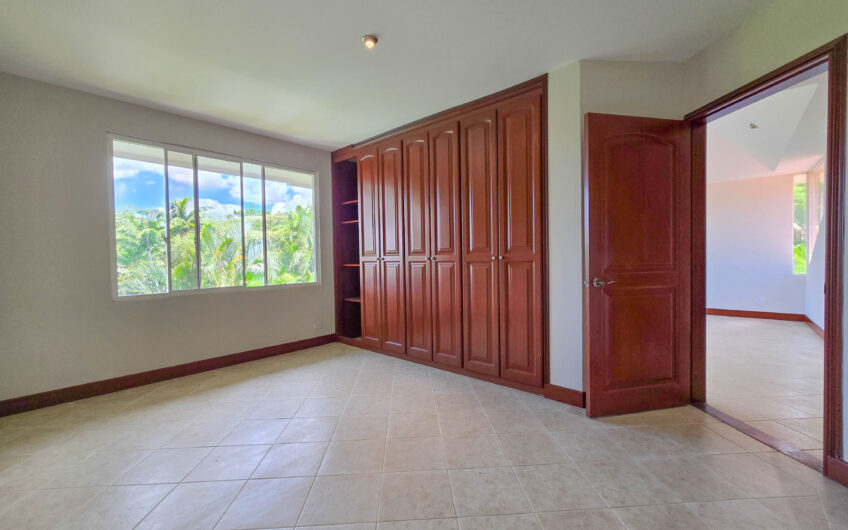 Jaboncillos Escazú! Condo de 523 m2 con 6 habit. + de servicio y jardín