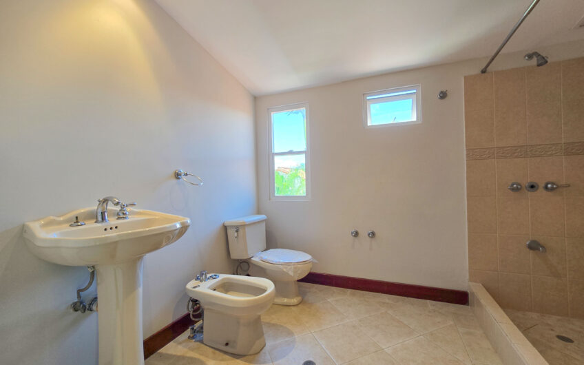 Jaboncillos Escazú! Condo de 523 m2 con 6 habit. + de servicio y jardín