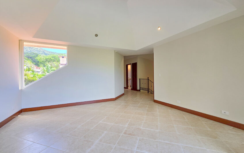Jaboncillos Escazú! Condo de 523 m2 con 6 habit. + de servicio y jardín