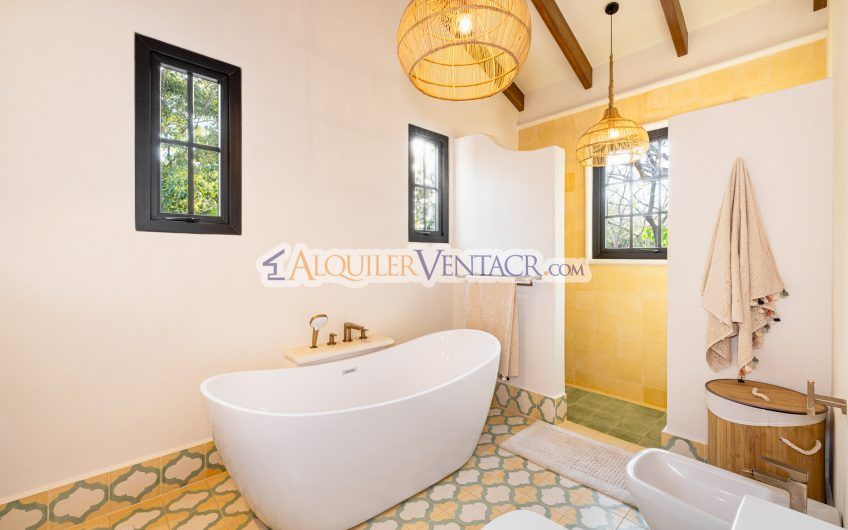 Hacienda Pinilla Tamarindo Guanacaste! Casa de 454 m2 con 1.630 m2 lote