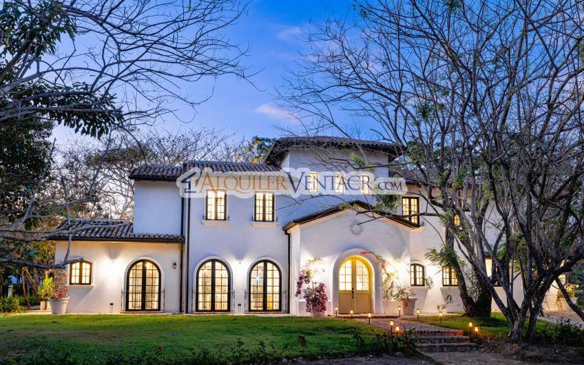 Hacienda Pinilla Tamarindo Guanacaste! Casa de 454 m2 con 1.630 m2 lote