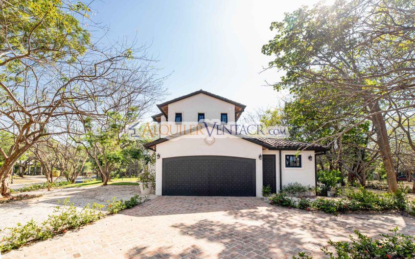 Hacienda Pinilla Tamarindo Guanacaste! Casa de 454 m2 con 1.630 m2 lote