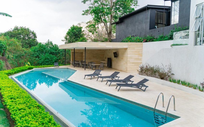 Lujoso condo de 3 habit. con vista en Escazú