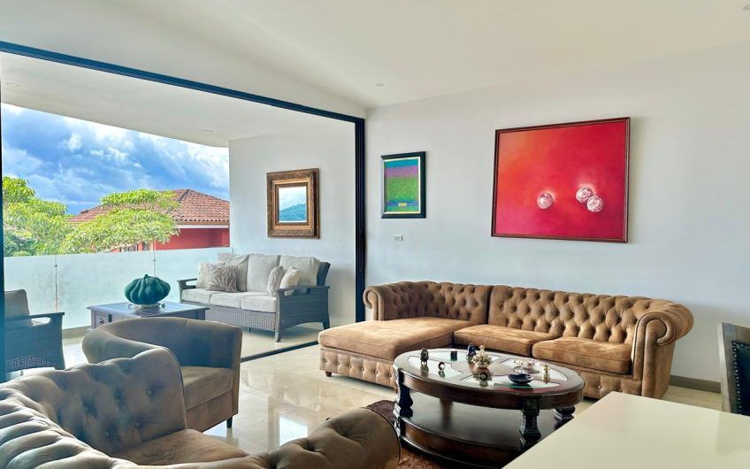 Lujoso condo de 3 habit. con vista en Escazú