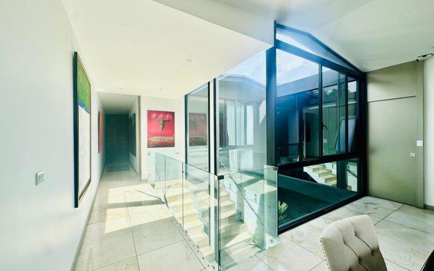 Lujoso condo de 3 habit. con vista en Escazú