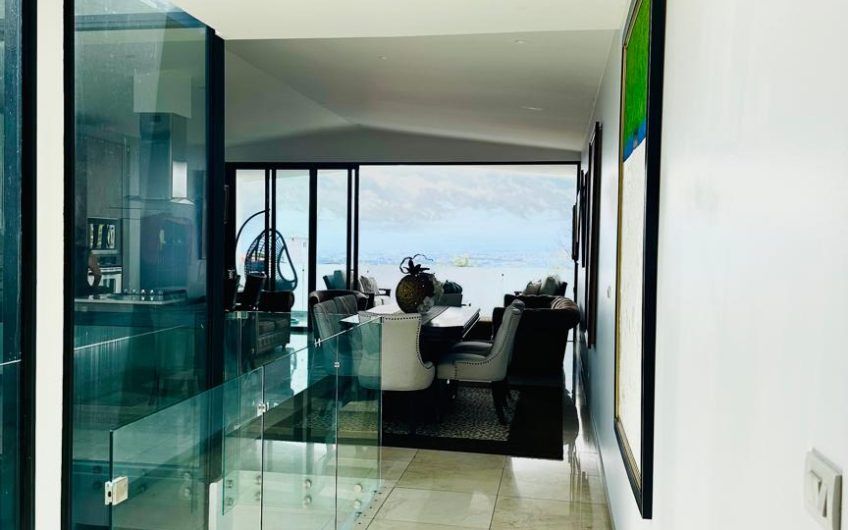 Lujoso condo de 3 habit. con vista en Escazú