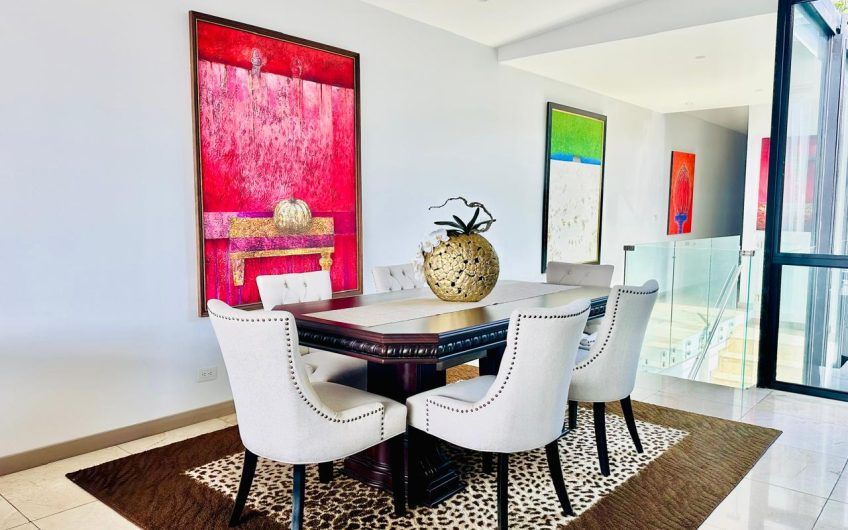 Lujoso condo de 3 habit. con vista en Escazú