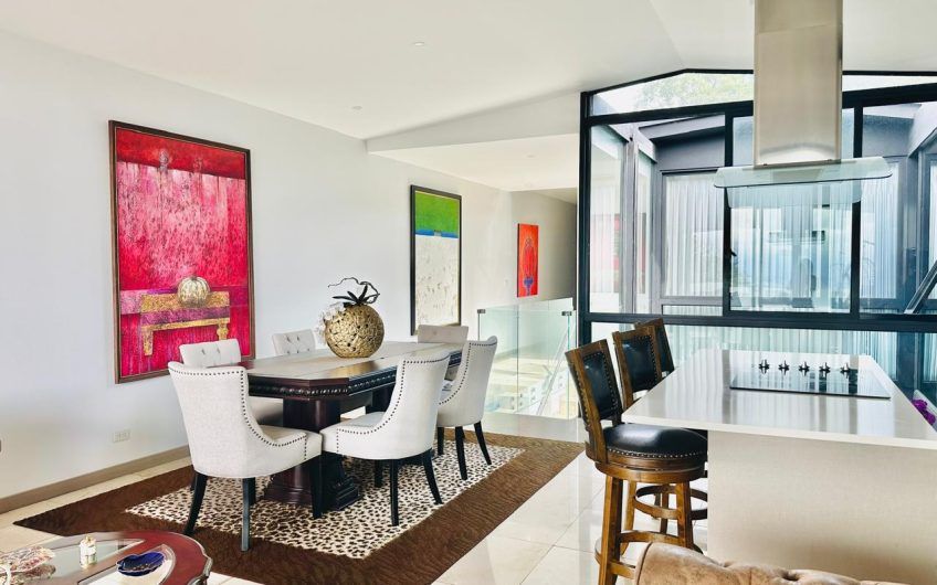 Lujoso condo de 3 habit. con vista en Escazú