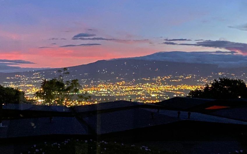 Lujoso condo de 3 habit. con vista en Escazú