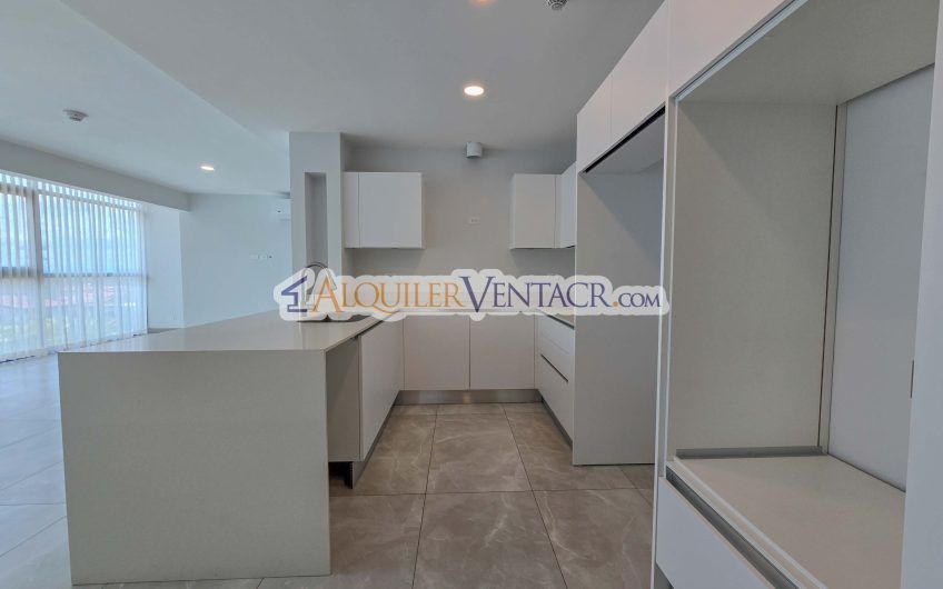 Lujoso apartamento de 3 habit.+ de servicio en Escazú Centro