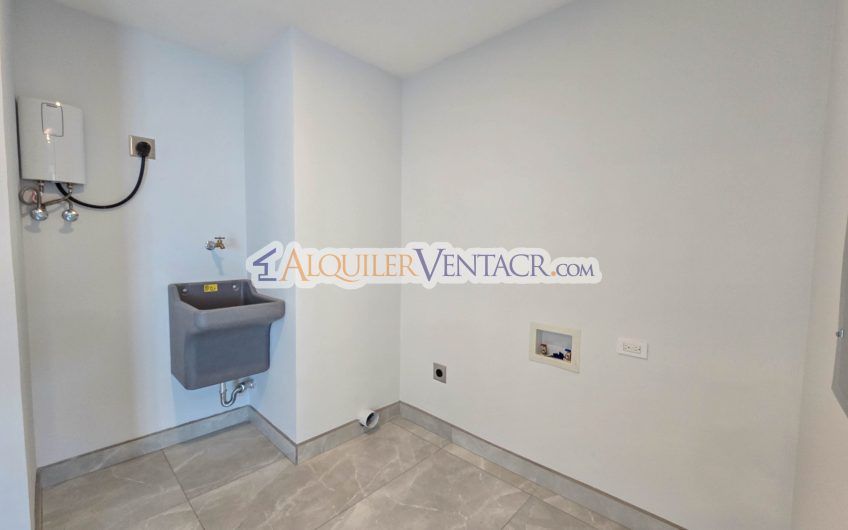 Lujoso apartamento de 3 habit.+ de servicio en Escazú Centro