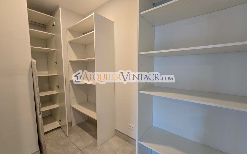 Lujoso apartamento de 3 habit.+ de servicio en Escazú Centro