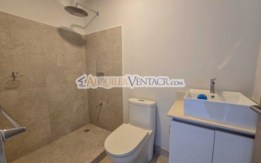 Lujoso apartamento de 3 habit.+ de servicio en Escazú Centro