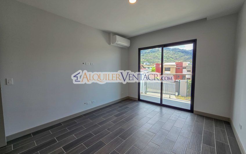 Lujoso apartamento de 3 habit.+ de servicio en Escazú Centro