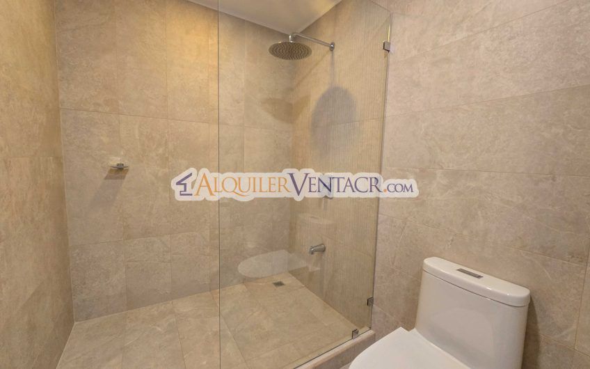 Lujoso apartamento de 3 habit.+ de servicio en Escazú Centro