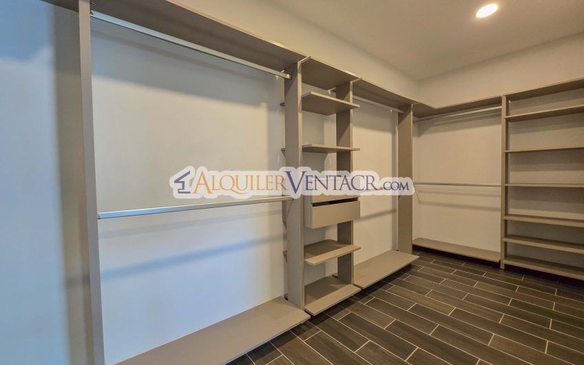 Lujoso apartamento de 3 habit.+ de servicio en Escazú Centro