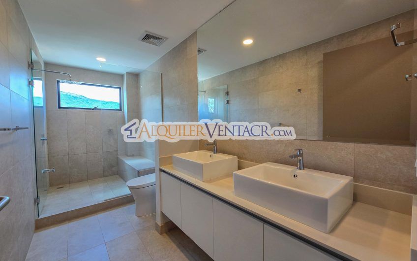 Lujoso apartamento de 3 habit.+ de servicio en Escazú Centro