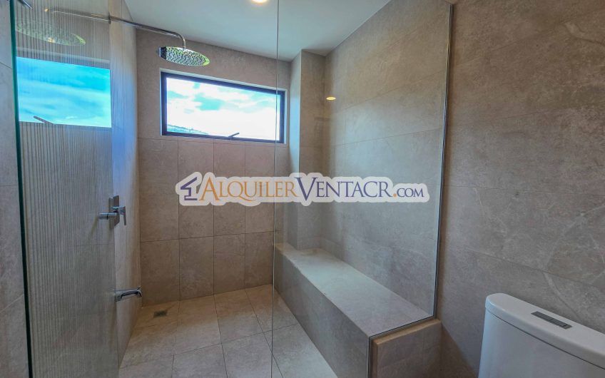 Lujoso apartamento de 3 habit.+ de servicio en Escazú Centro