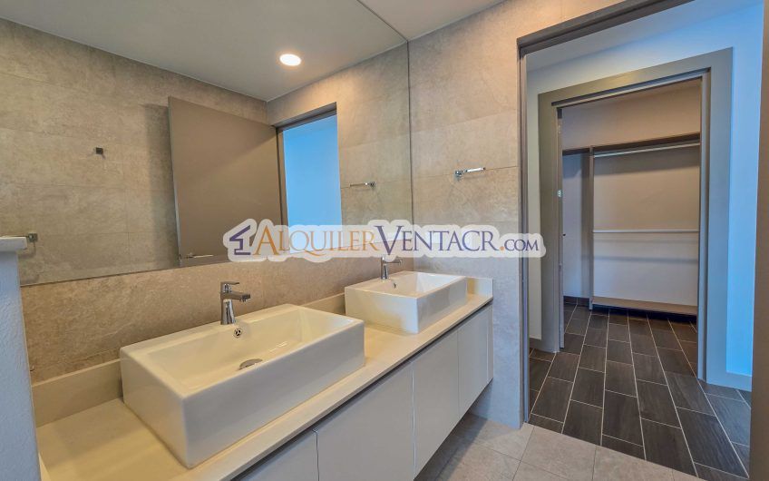 Lujoso apartamento de 3 habit.+ de servicio en Escazú Centro