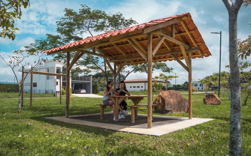 Lote plano de 325 m2 en Hacienda Los Reyes La Guácima Alajuela