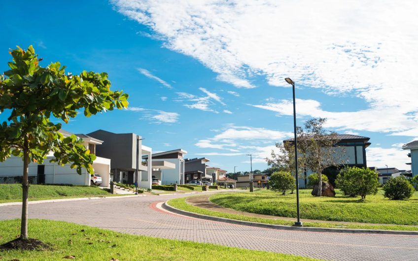 Lote plano de 325 m2 en Hacienda Los Reyes La Guácima Alajuela