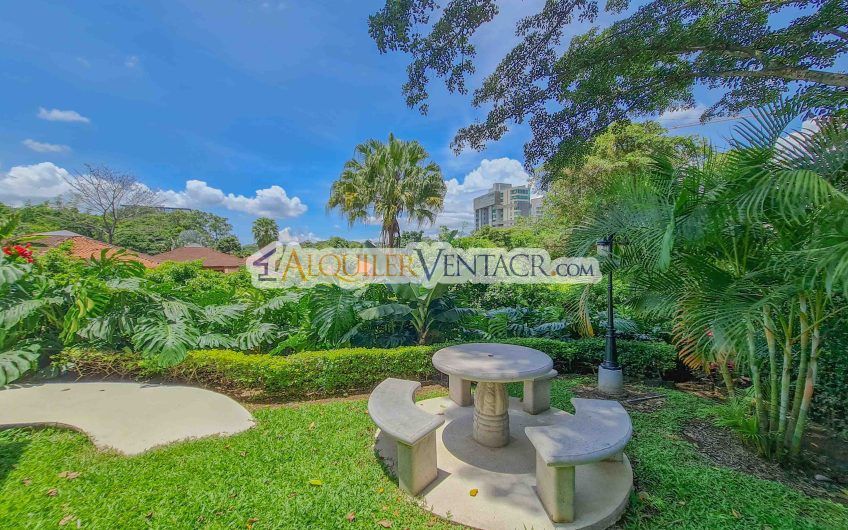 Apartamento en 1er nivel con terraza en San Rafael Escazú x Country Club