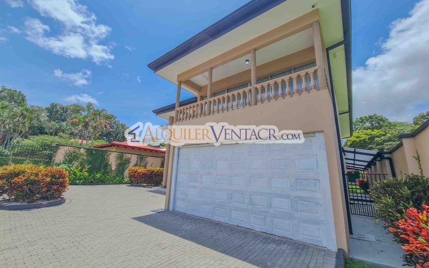 Casa de 630 m2 con piscina propia y con 950 m2 lote en Ciudad Colón