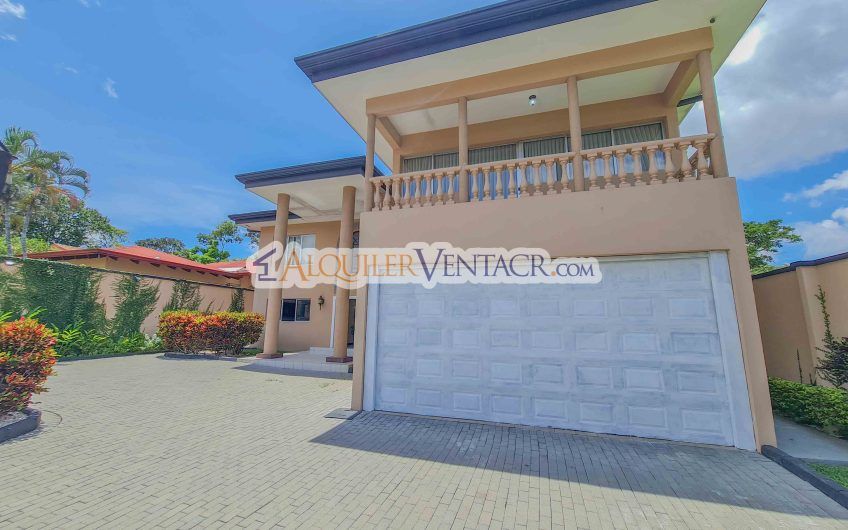 Casa de 630 m2 con piscina propia y con 950 m2 lote en Ciudad Colón