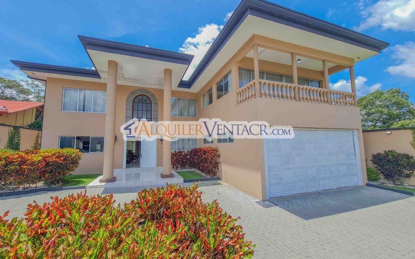 Casa de 630 m2 con piscina propia y con 950 m2 lote en Ciudad Colón