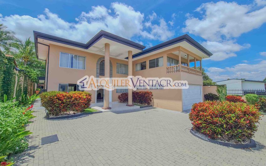 Casa de 630 m2 con piscina propia y con 950 m2 lote en Ciudad Colón