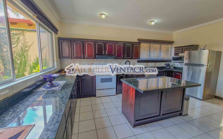 Casa de 630 m2 con piscina propia y con 950 m2 lote en Ciudad Colón