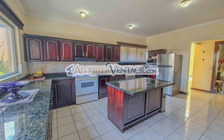 Casa de 630 m2 con piscina propia y con 950 m2 lote en Ciudad Colón