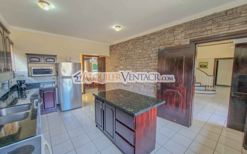 Casa de 630 m2 con piscina propia y con 950 m2 lote en Ciudad Colón