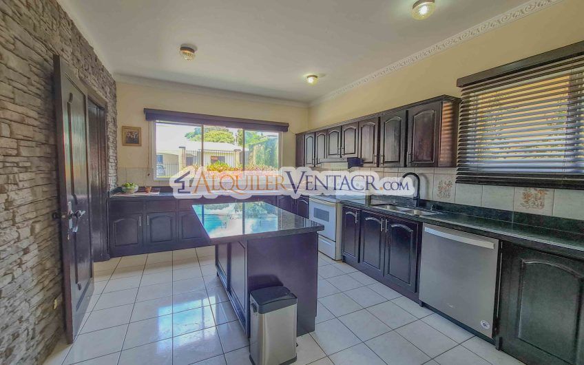 Casa de 630 m2 con piscina propia y con 950 m2 lote en Ciudad Colón