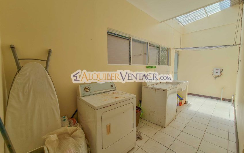 Casa de 630 m2 con piscina propia y con 950 m2 lote en Ciudad Colón