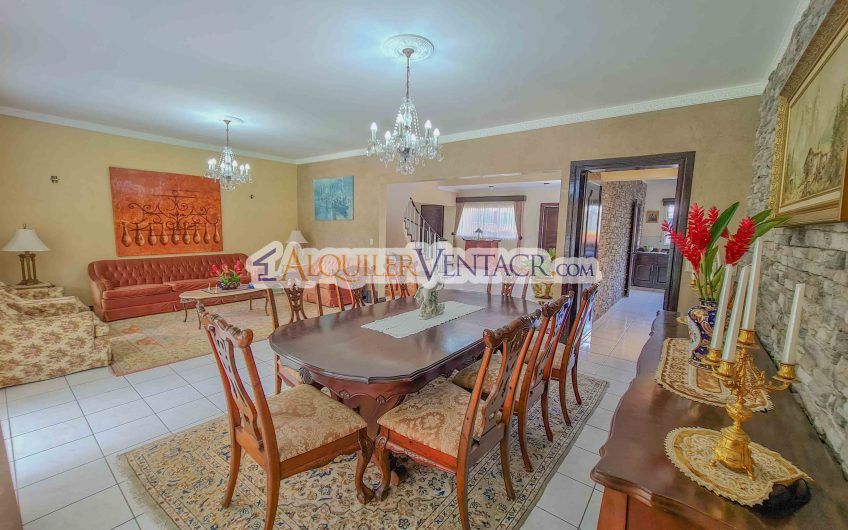 Casa de 630 m2 con piscina propia y con 950 m2 lote en Ciudad Colón