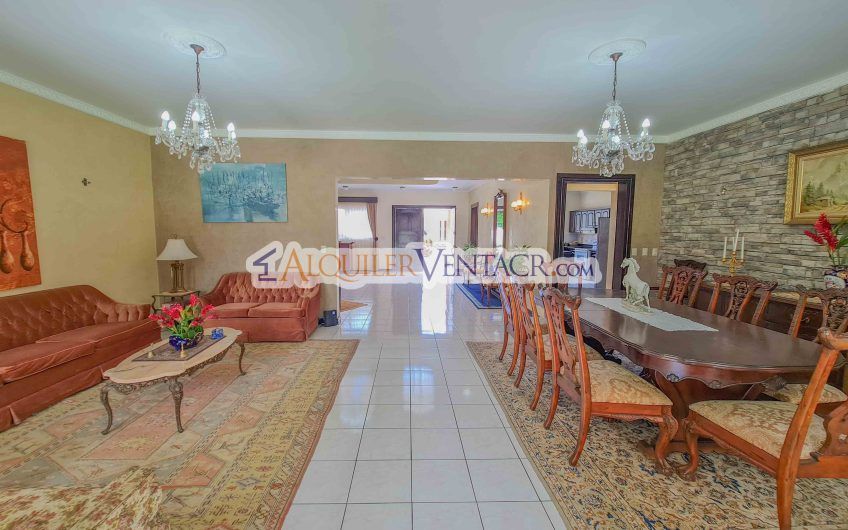 Casa de 630 m2 con piscina propia y con 950 m2 lote en Ciudad Colón