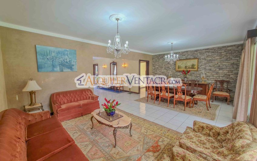 Casa de 630 m2 con piscina propia y con 950 m2 lote en Ciudad Colón