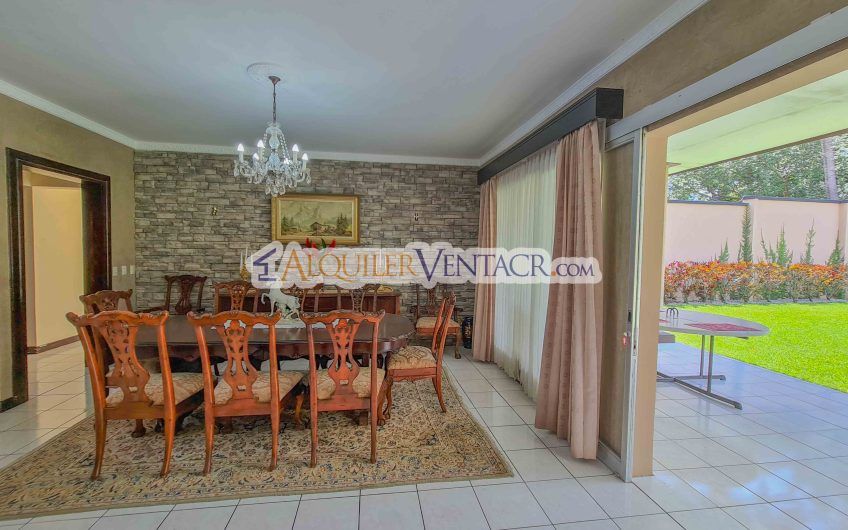 Casa de 630 m2 con piscina propia y con 950 m2 lote en Ciudad Colón