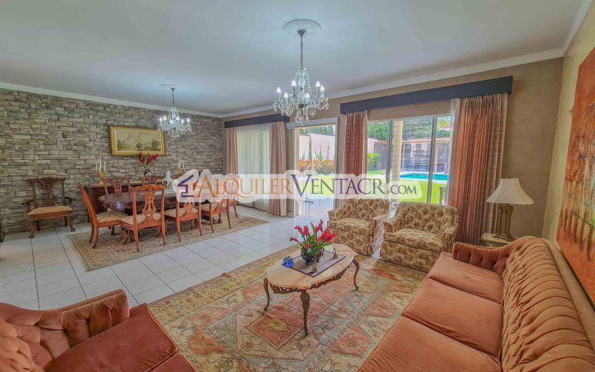 Casa de 630 m2 con piscina propia y con 950 m2 lote en Ciudad Colón