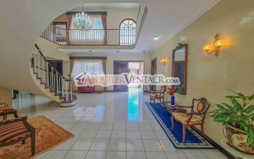 Casa de 630 m2 con piscina propia y con 950 m2 lote en Ciudad Colón