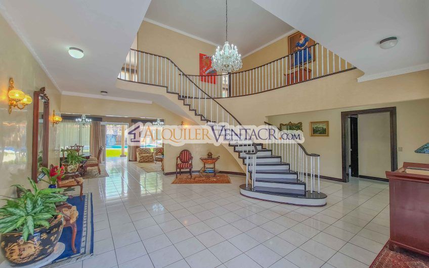 Casa de 630 m2 con piscina propia y con 950 m2 lote en Ciudad Colón