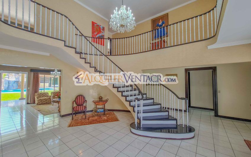 Casa de 630 m2 con piscina propia y con 950 m2 lote en Ciudad Colón