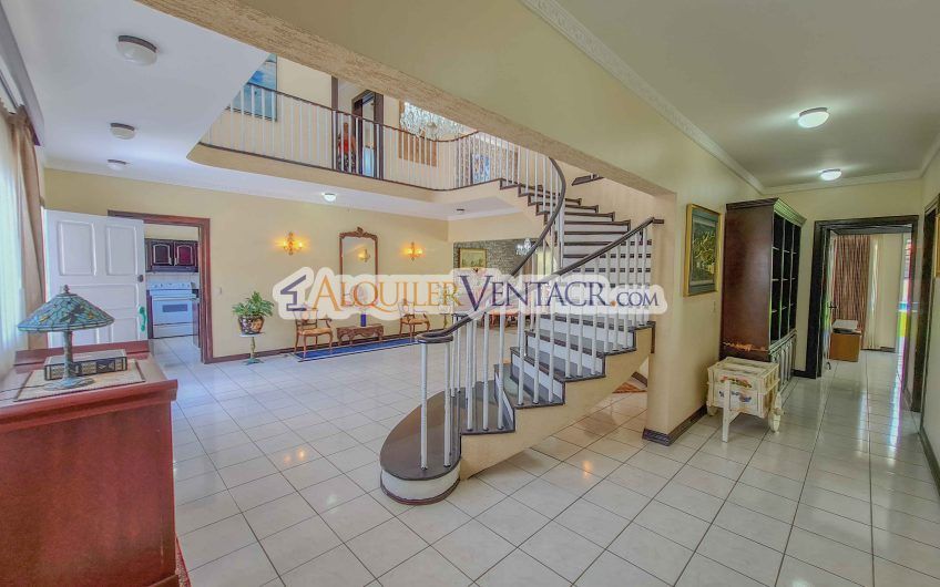 Casa de 630 m2 con piscina propia y con 950 m2 lote en Ciudad Colón