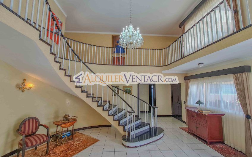 Casa de 630 m2 con piscina propia y con 950 m2 lote en Ciudad Colón