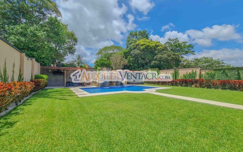 Casa de 630 m2 con piscina propia y con 950 m2 lote en Ciudad Colón