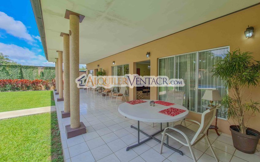 Casa de 630 m2 con piscina propia y con 950 m2 lote en Ciudad Colón