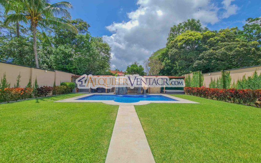 Casa de 630 m2 con piscina propia y con 950 m2 lote en Ciudad Colón