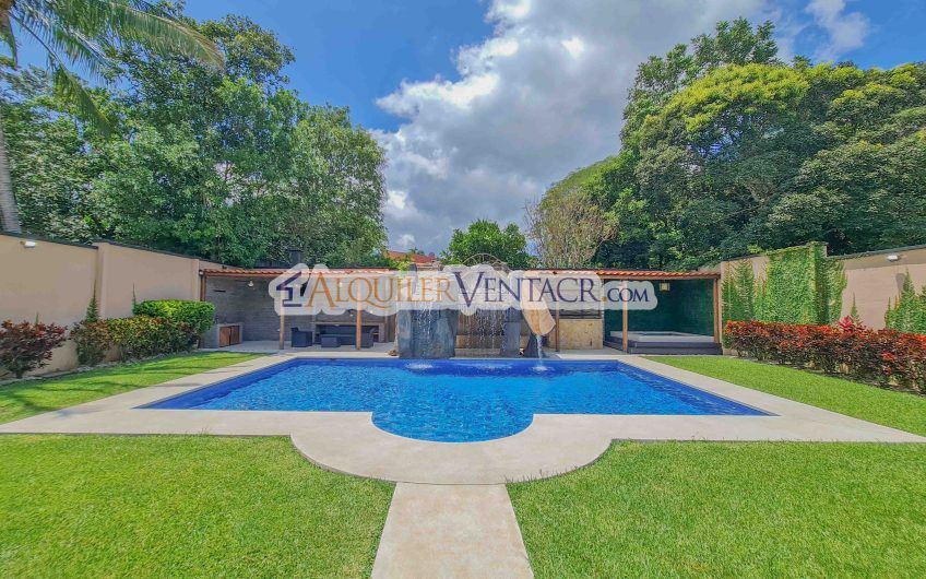 Casa de 630 m2 con piscina propia y con 950 m2 lote en Ciudad Colón