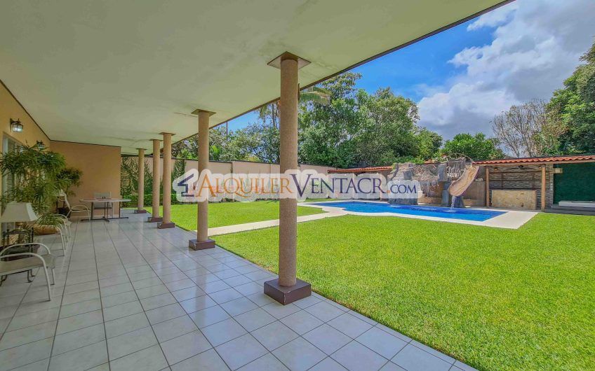 Casa de 630 m2 con piscina propia y con 950 m2 lote en Ciudad Colón